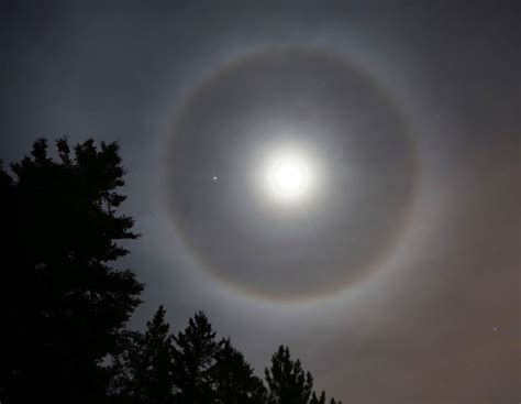 Why Do We Sometimes See a Ring Around the Moon? - Universe Today