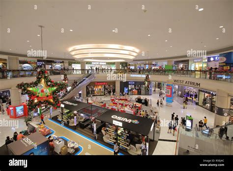 People visit Suntec city shopping mall in Singapore Stock Photo - Alamy