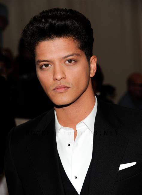 Bruno Mars.... I don't have a crush on him. I just love his music :) | Truques de beleza ...