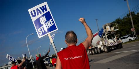 UAW Temporary Loses Twitter Verification as Union Strikes