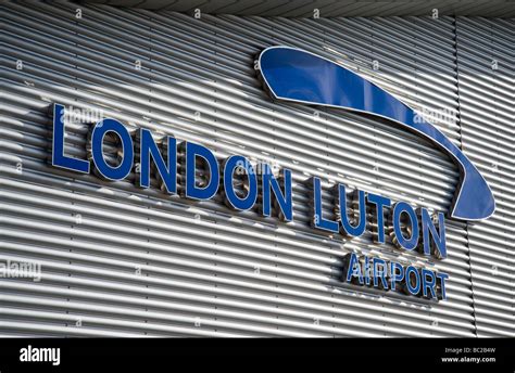 Luton airport hi-res stock photography and images - Alamy