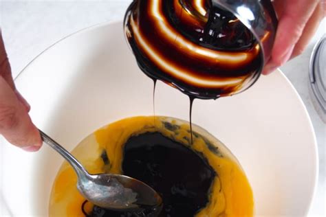 Treacle vs Molasses: Taste, Difference & Nutrition