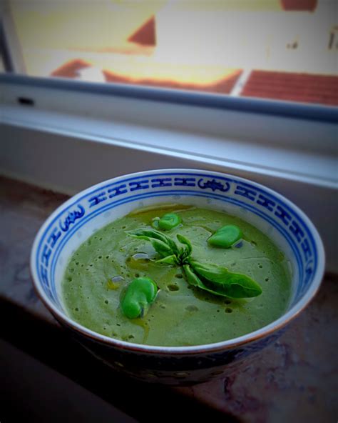 Velvety broad bean soup with almonds and basil @ mytinygreenkitchen.com | Manjericão, Amendoa