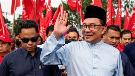 Anwar Ibrahim sworn in as Malaysian PM after post-election deadlock - BBC News