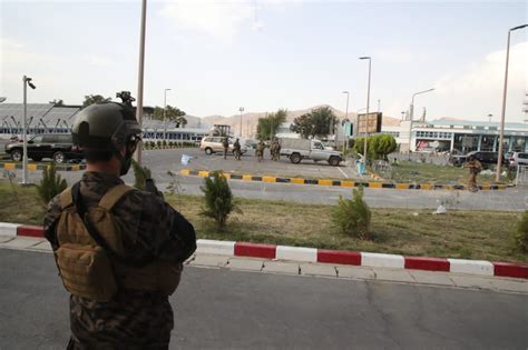 Rare images of NATO forces and Taliban "Badri 313" units face to face at Kabul Airport area ...