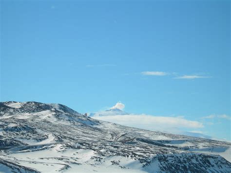 mini volcano eruption in Antarctica : pics