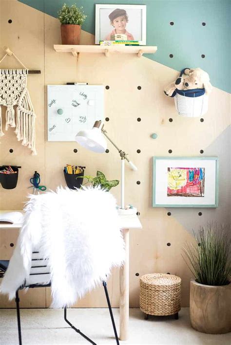 DIY PLYWOOD PEGBOARD WALL. SO COOL AND CHIC!