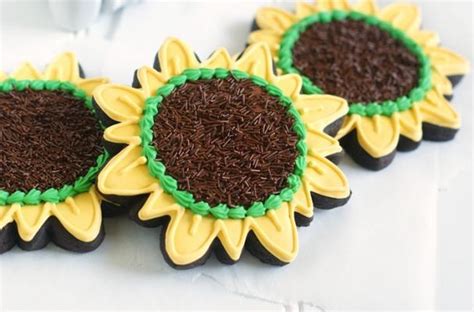 Foodista | Sunflower Cookie Decorating Tutorial
