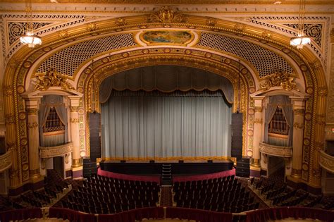 Estudo descobre grandes benefícios em ir ao teatro