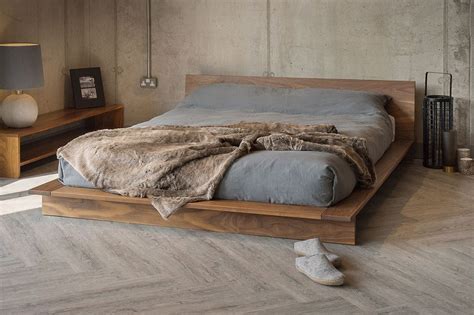 20+ Minimalist Bedroom Decorating Ideas With Wooden Floor | Platform bed designs, Floor bed ...