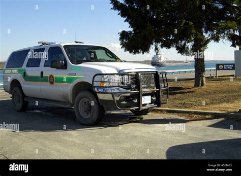 US Border Patrol SUV sitting near shore of St. Clair River, Ocean Stock Photo: 6451458 - Alamy