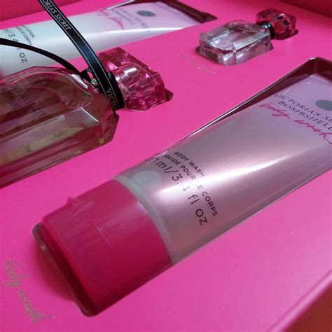 VICTORIA'S SECRET HELLO BOMBSHELL 4 PCS GIFT SET FOR WOMEN - FragranceCart.com