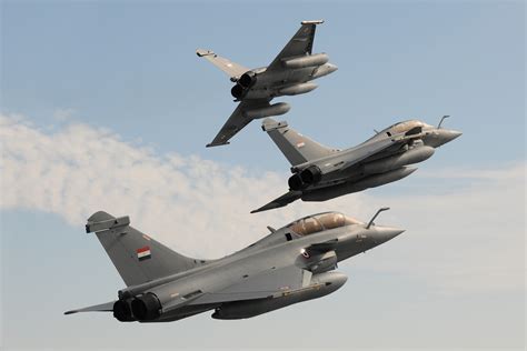 Egyptian Air Force Rafales looking absolutely gorgeous in formation. : r/MilitaryGfys