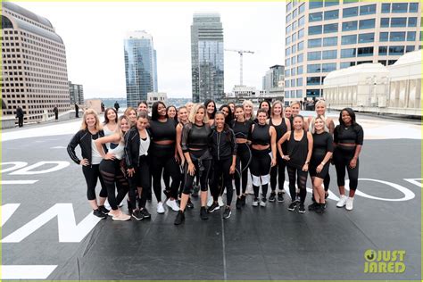 Khloe Kardashian Hosts a Workout Class in Seattle for Good American ...