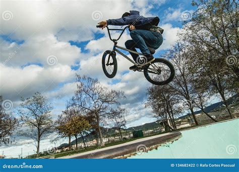 BMX Rider Doing Tricks Esportes Extremos Urbanos Foto de Stock - Imagem ...