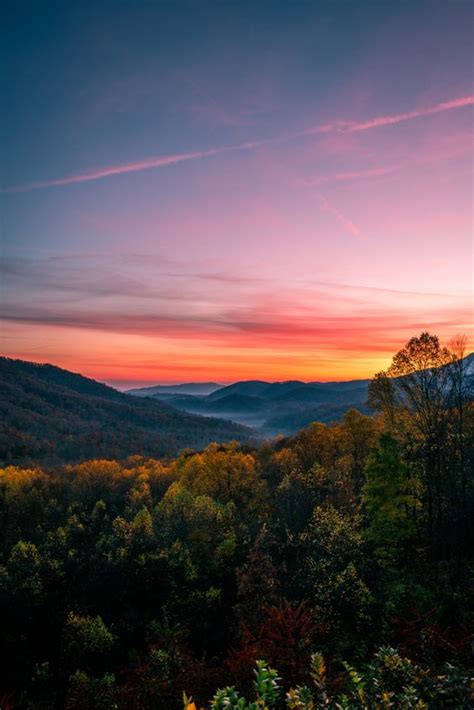 A beautiful sunrise in The Great Smoky Mountain National Park ...