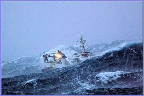 A Fishing Ship Caught in the Middle of a Storm (10 pics) | Ocean ...