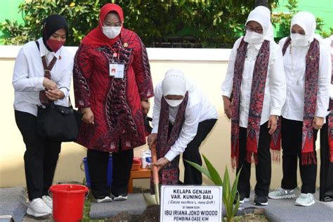 First Lady distributes basic needs, plants trees in Sragen, C. Java ...