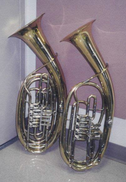 Wagner tubas keyed in F. Basically bass French horns. | Instrumentos musicais, Instrumentos, Cores