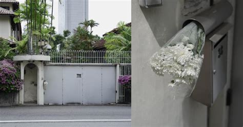 Bouquet of flowers left at 38 Oxley Road following Lee Wei Ling's passing - Mothership.SG - News ...