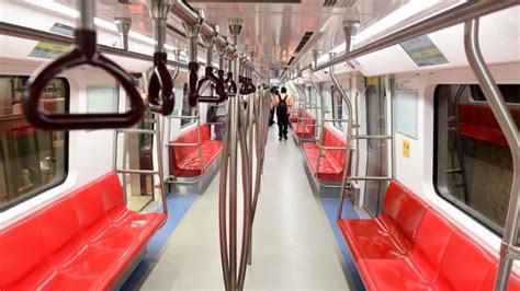 Delhi Metro collects Rs 38 lakh as fines from those sitting on train floor | Latest News Delhi ...