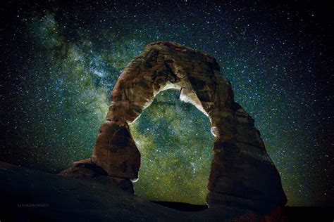 Delicate arch under the bright night sky | Tim beta