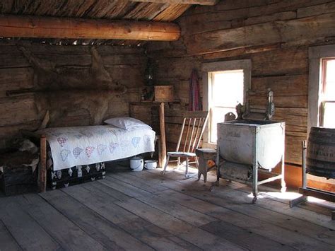 Inside an old west setteler's cabin in 2020 | One room cabins, Log cabin interior, Cabin rooms