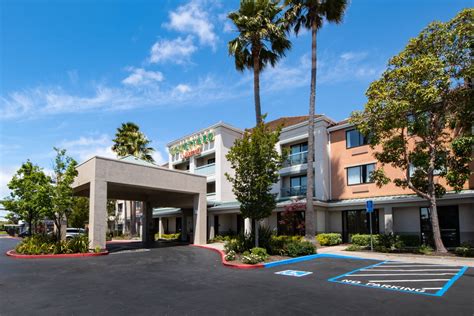 Oakland Airport Hotels - Photos | Courtyard Oakland Airport