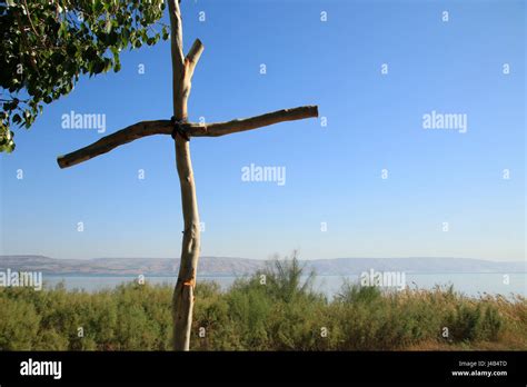 Israel, Sea of Galilee, a wooden cross marks the site of Dalmanutha in Tabgha Stock Photo - Alamy