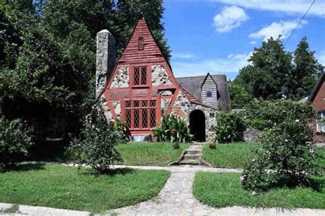 This Abandoned House In Arkansas Has Its Own Secret Tunnel