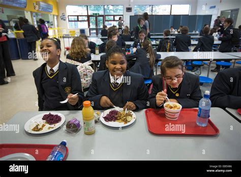 Les élèves à l'école secondaire Loreto à Chorlton, Manchester sud de manger les repas scolaires ...