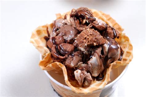 Ice Cream Chocolate Topping Stock Image - Image of freshness, cake: 20777183