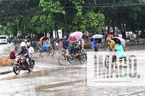 Daily Life In Dhaka Rickshaw pullers make their way during rainfall in ...