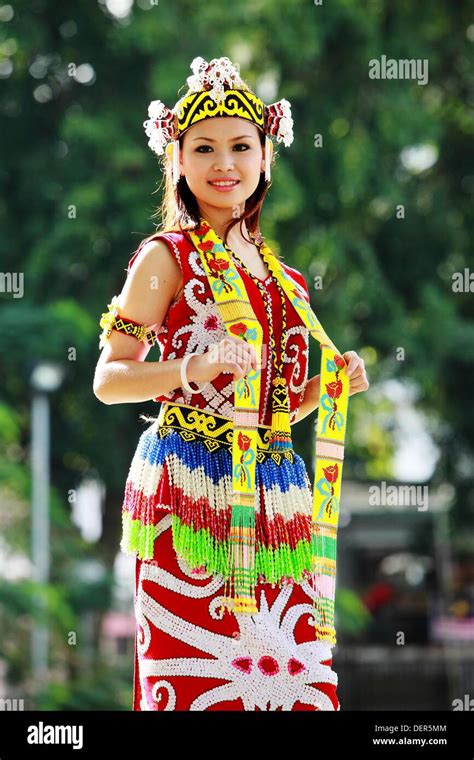 Frauen, gekleidet in Malay traditionellen Kostüm, Malaysia Stockfoto ...