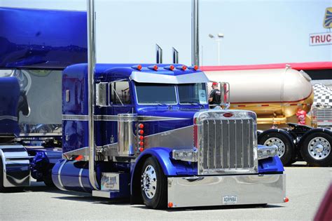 25 Pictures Of The Most Customized Semi Trucks That We've Ever Seen