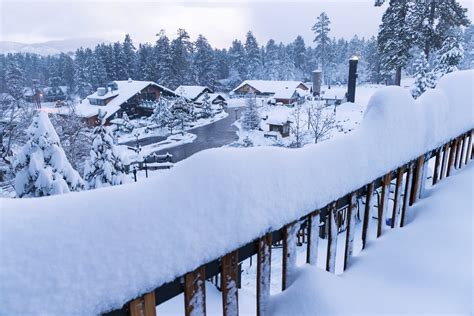 Powerful storm pushes into Midwest with heavy snow and winds