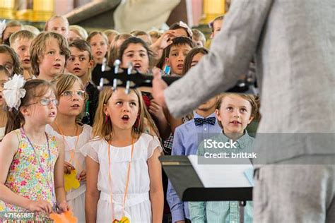 Anakanak Sekolah Bernyanyi Di Gereja Foto Stok - Unduh Gambar Sekarang - Anak - Umur manusia ...