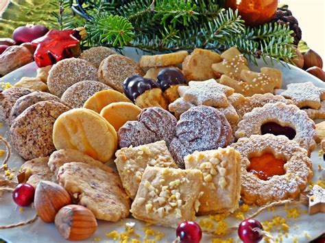 Stollen, Lebkuchen und Plätzchen auf dem Gabenteller: Nüsse und Gewürze für die ...