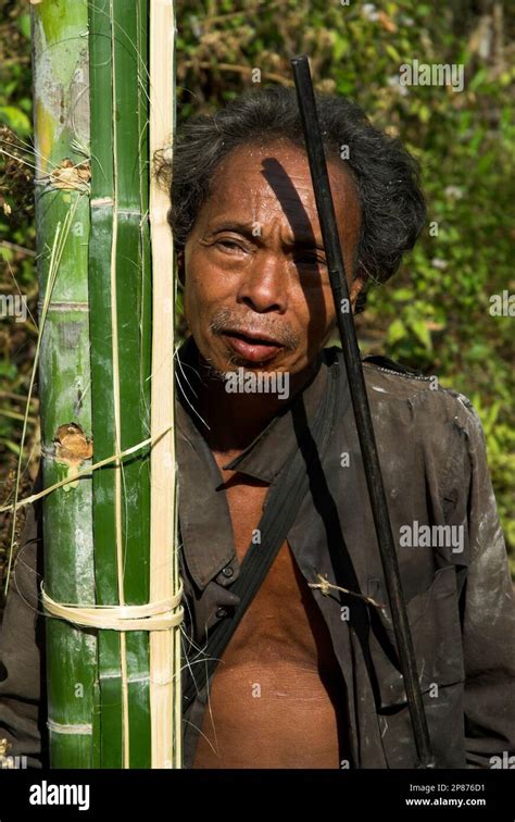 Hunter from the Eng minority people, outside Kengtung in Eastern Shan State, Burma ( Myanmar ...