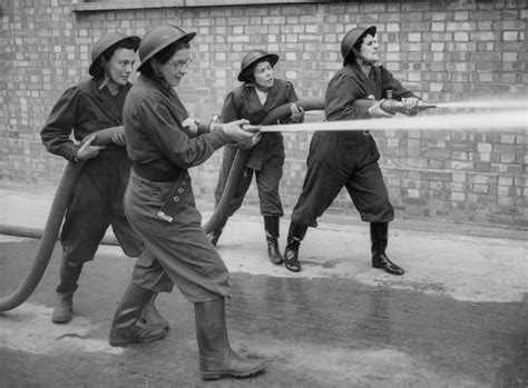 Extraordinary Photos of Women Fire-Fighters in Britain During WW2 ...