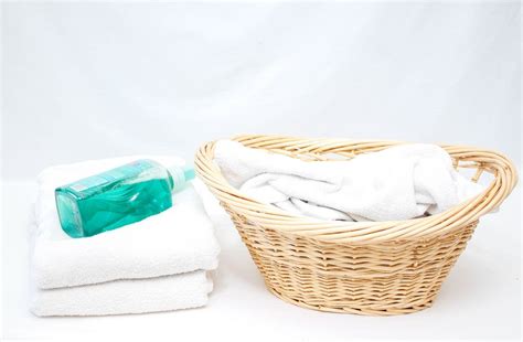 Laundry Basket with Clothes on a White Background - Bilder und Fotos (Creative Commons 2.0)
