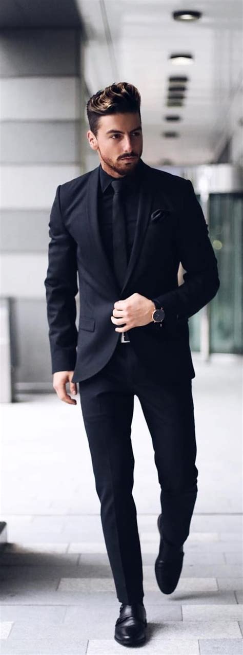 The 5 Basic Suits That You Must Absolutely Own If You Are A Professional