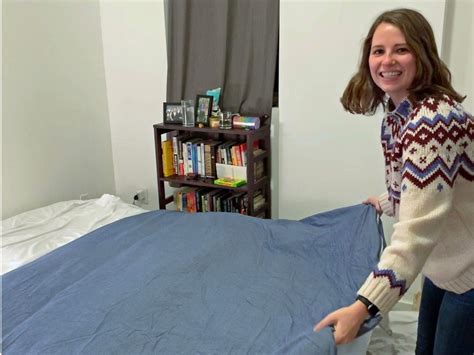 How to put on a duvet cover in less than 5 minutes - Insider | Duvet covers, Duvet, Simple way