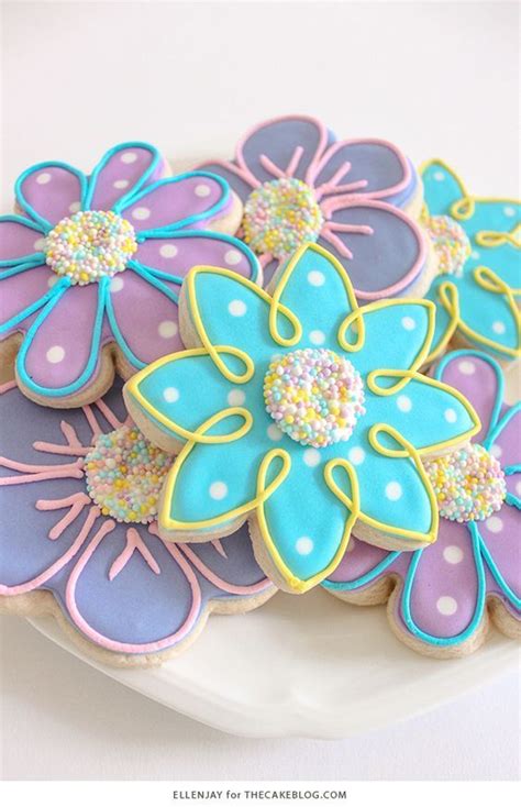 Flower Sugar Cookie in 2020 | Flower sugar cookies, Sugar cookies decorated, Flower cookies