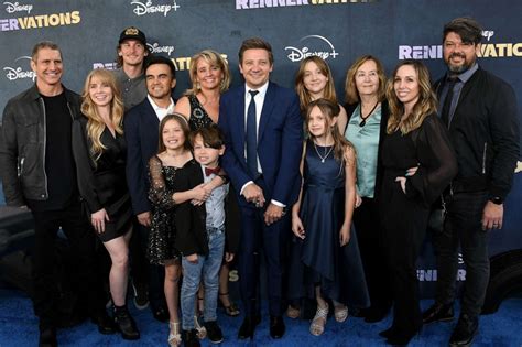 Jeremy Renner supported by daughter, family at 1st red carpet since snowplow accident - Good ...