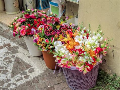 Premium Photo | Flowers on a street market