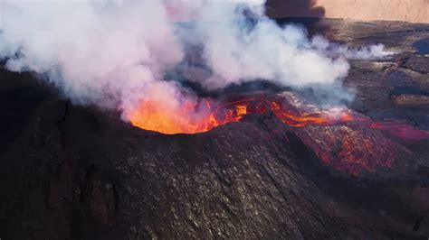 What is the largest active volcano in the world? - Mauna Loa facts ...