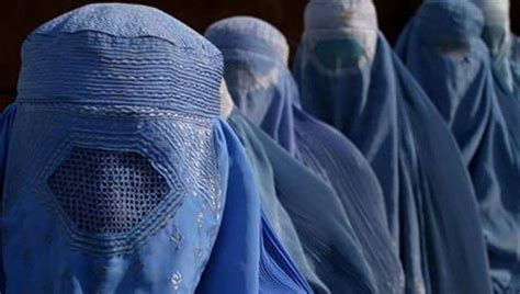 Da Napoli solidarietà alle donne afghane: "In piazza col burqa" - la Repubblica