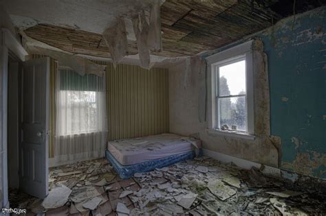 Very Decayed Bedroom Inside an Abandoned House in Rural Ontario! [5171x ...