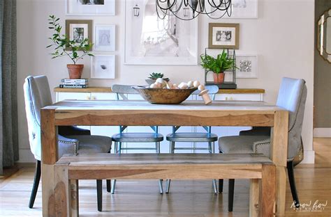 Simple dining room decor for a transitional season